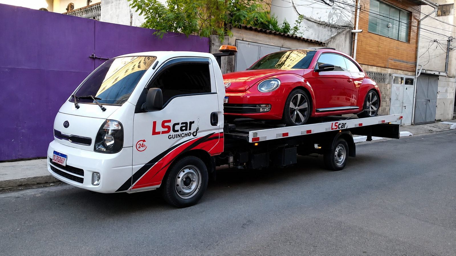 LSCar Guincho transportando veículo vermelho