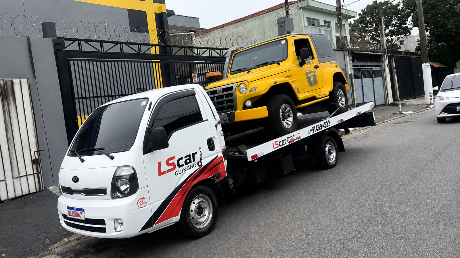 LSCar Guincho transportando veículo utilitário